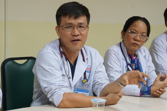 Người nhà chuẩn bị xin về, bệnh nhân bỗng tỉnh lại sau khi dùng 'thuốc hồi dương' Nguoi nha chuan bi xin ve, benh nhan bong tinh lai sau khi dung 'thuoc hoi duong'