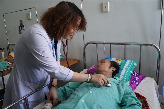 Người nhà chuẩn bị xin về, bệnh nhân bỗng tỉnh lại sau khi dùng 'thuốc hồi dương' Nguoi nha chuan bi xin ve, benh nhan bong tinh lai sau khi dung 'thuoc hoi duong'