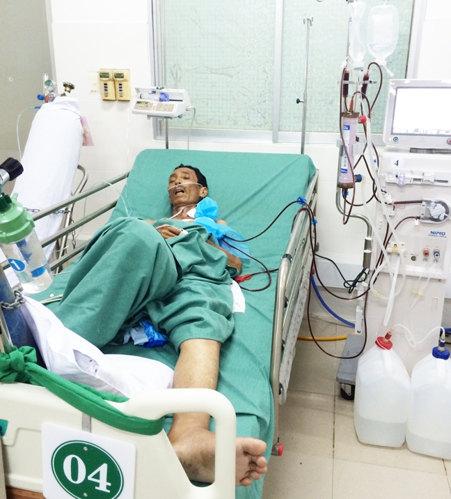 Cứu kịp thời người đàn ông vô gia cư bệnh nặng nằm chờ chết bên đường Cuu kip thoi nguoi dan ong vo gia cu benh nang nam cho chet ben duong