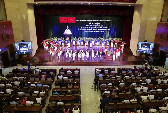Thi đua yêu nước để cống hiến vì cuộc sống của nhân dân Thi dua yeu nuoc de cong hien vi cuoc song cua nhan dan