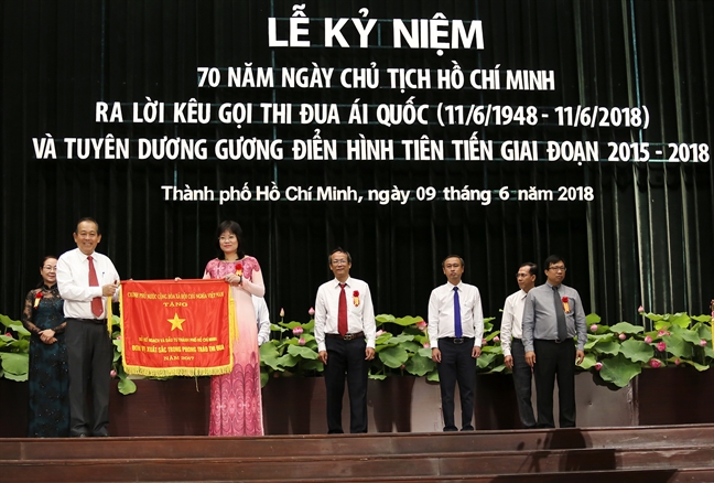 Thi đua yêu nước để cống hiến vì cuộc sống của nhân dân Thi dua yeu nuoc de cong hien vi cuoc song cua nhan dan
