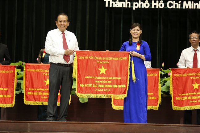 Thi đua yêu nước để cống hiến vì cuộc sống của nhân dân Thi dua yeu nuoc de cong hien vi cuoc song cua nhan dan