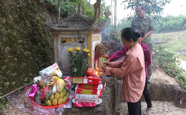 Ngàn người thắp nến cầu siêu 98 thanh niên hy sinh 40 năm trước Ngan nguoi thap nen cau sieu 98 thanh nien hy sinh 40 nam truoc