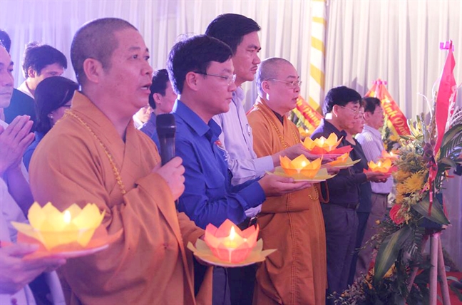 Ngàn người thắp nến cầu siêu 98 thanh niên hy sinh 40 năm trước Ngan nguoi thap nen cau sieu 98 thanh nien hy sinh 40 nam truoc