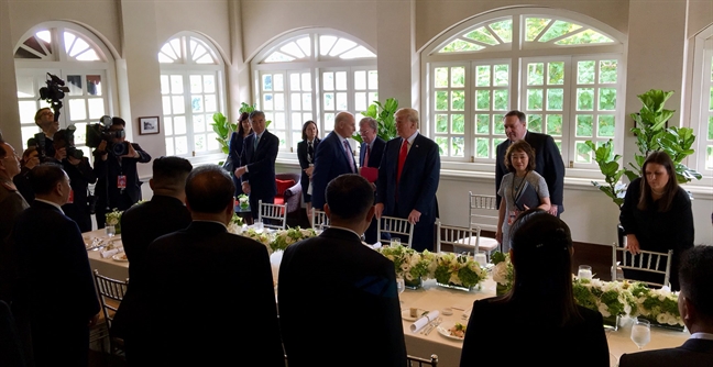 Cái bắt tay 12 giây và nụ cười thân mật giữa Donald Trump và Kim Jong Un Cai bat tay 12 giay va nu cuoi than mat giua Donald Trump va Kim Jong Un