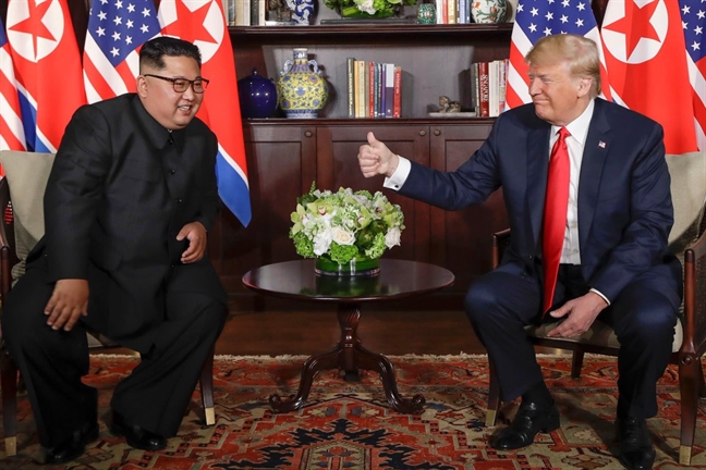 Cái bắt tay 12 giây và nụ cười thân mật giữa Donald Trump và Kim Jong Un Cai bat tay 12 giay va nu cuoi than mat giua Donald Trump va Kim Jong Un