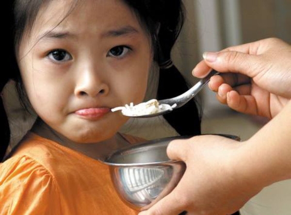 Nắng nóng, trẻ biếng ăn phải làm sao? Nang nong, tre bieng an phai lam sao?
