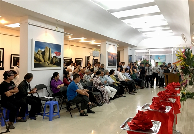 Triển lãm ảnh khỏa thân của Thái Phiên thu hút người xem Trien lam anh khoa than cua Thai Phien thu hut nguoi xem