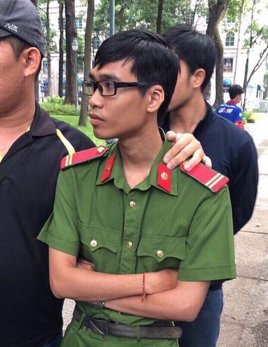 Bắt nam công nhân ném cục đá hơn 30kg vào cảnh sát Bat nam cong nhan nem cuc da hon 30kg vao canh sat