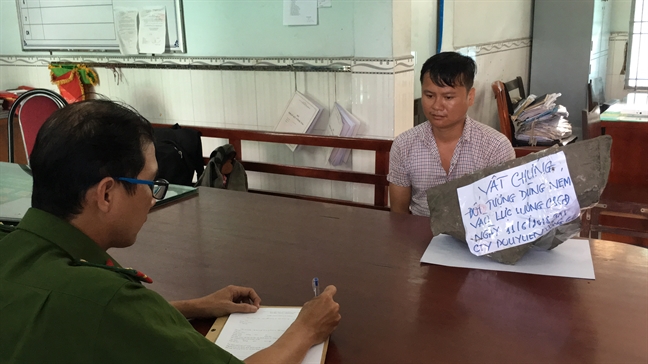 Bắt nam công nhân ném cục đá hơn 30kg vào cảnh sát Bat nam cong nhan nem cuc da hon 30kg vao canh sat