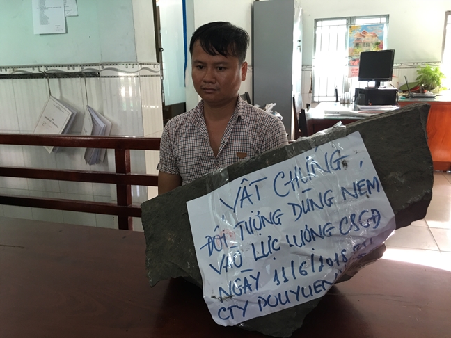 Bắt nam công nhân ném cục đá hơn 30kg vào cảnh sát Bat nam cong nhan nem cuc da hon 30kg vao canh sat