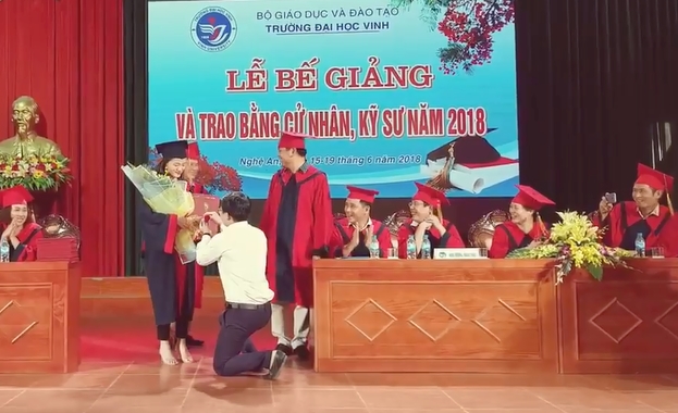 Phó bí thư Đoàn trường cầu hôn tân cử nhân là khi 'đang... nghỉ phép' Pho bi thu Doan truong cau hon tan cu nhan la khi 'dang... nghi phep'