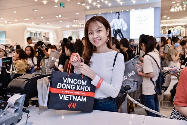 Hơn 2.100 cửa hàng khuyến mãi xuyên đêm tại Vincom Hon 2.100 cua hang khuyen mai xuyen dem tai Vincom