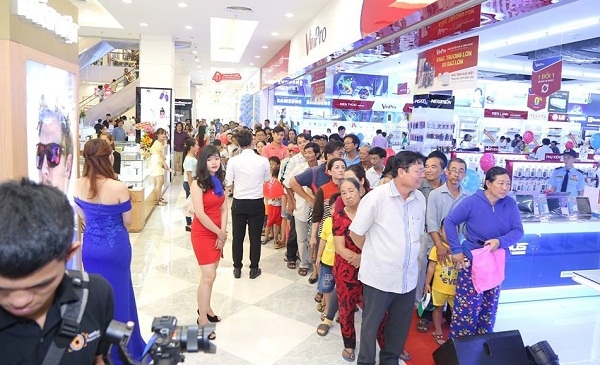 Hơn 2.100 cửa hàng khuyến mãi xuyên đêm tại Vincom Hon 2.100 cua hang khuyen mai xuyen dem tai Vincom