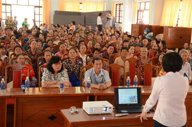 Cung cấp kiến thức chăm sóc sức khỏe cho phụ nữ xã đảo Thạnh An Cung cap kien thuc cham soc suc khoe cho phu nu xa dao Thanh An