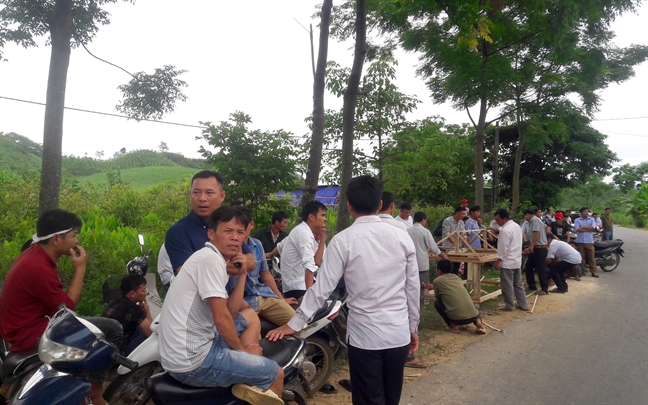 Tiếng khóc ai oán của những đứa trẻ mồ côi trong vụ 4 người bị điện giật chết Tieng khoc ai oan cua nhung dua tre mo coi trong vu 4 nguoi bi dien giat chet