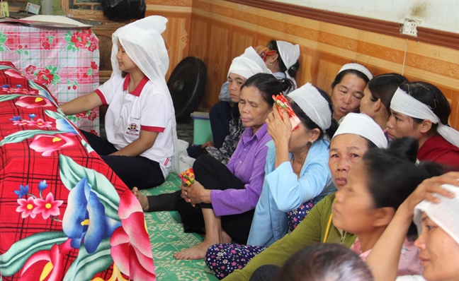 Tiếng khóc ai oán của những đứa trẻ mồ côi trong vụ 4 người bị điện giật chết Tieng khoc ai oan cua nhung dua tre mo coi trong vu 4 nguoi bi dien giat chet