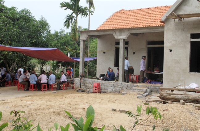 Tiếng khóc ai oán của những đứa trẻ mồ côi trong vụ 4 người bị điện giật chết Tieng khoc ai oan cua nhung dua tre mo coi trong vu 4 nguoi bi dien giat chet