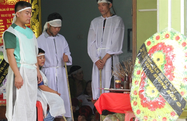 Tiếng khóc ai oán của những đứa trẻ mồ côi trong vụ 4 người bị điện giật chết Tieng khoc ai oan cua nhung dua tre mo coi trong vu 4 nguoi bi dien giat chet