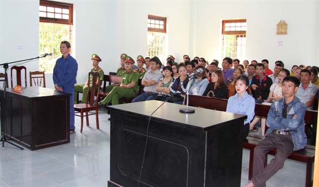 Vụ ngồi gốc cây để nghỉ mát, bị truy tố tội tàng trữ trái phép chất ma túy: Chỉ căn cứ lời nhận tội của bị cáo… để kết tội? Vu ngoi goc cay de nghi mat, bi truy to toi tang tru trai phep chat ma tuy: Chi can cu loi nhan toi cua bi cao… de ket toi?