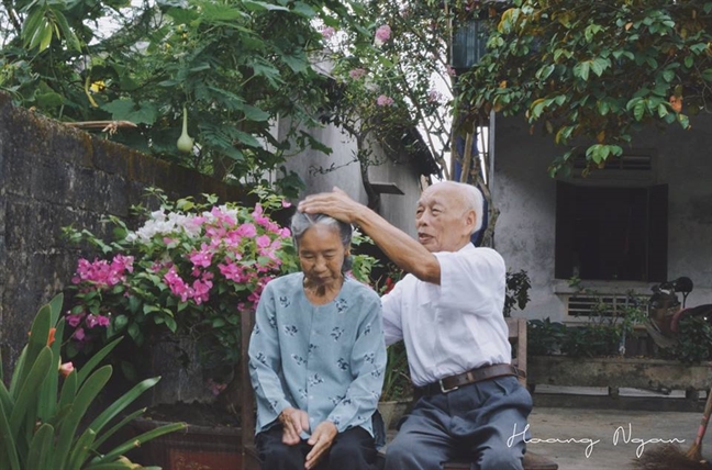 Ngày gia đình, chuyện tình già của 'ông bà anh' khiến cộng đồng mạng phát sốt Ngay gia dinh, chuyen tinh gia cua 'ong ba anh' khien cong dong mang phat sot