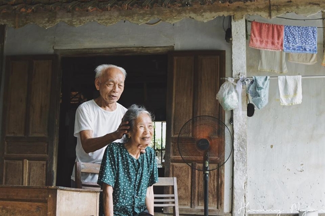 Ngày gia đình, chuyện tình già của 'ông bà anh' khiến cộng đồng mạng phát sốt Ngay gia dinh, chuyen tinh gia cua 'ong ba anh' khien cong dong mang phat sot