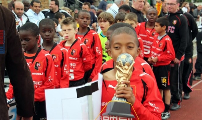 Kylian Mbappe: Viên ngọc hiếm hoi 'hạ bệ' thần tượng và khước từ mọi cám dỗ Kylian Mbappe: Vien ngoc hiem hoi 'ha be' than tuong va khuoc tu moi cam do