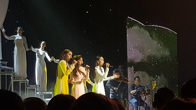 Thí sinh Trần Mỹ Ngọc đăng quang Quán quân 'Duyên dáng boléro 2018' Thi sinh Tran My Ngoc dang quang Quan quan 'Duyen dang bolero 2018'