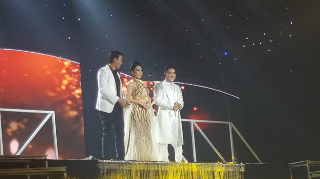 Thí sinh Trần Mỹ Ngọc đăng quang Quán quân 'Duyên dáng boléro 2018' Thi sinh Tran My Ngoc dang quang Quan quan 'Duyen dang bolero 2018'
