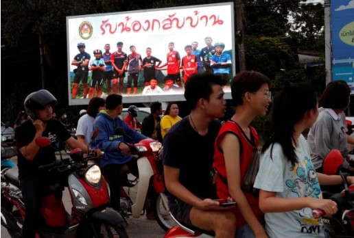 Giải cứu đội bóng Thái Lan: 5 người bị kẹt lại trong hang 'vẫn khỏe mạnh' Giai cuu doi bong Thai Lan: 5 nguoi bi ket lai trong hang 'van khoe manh'