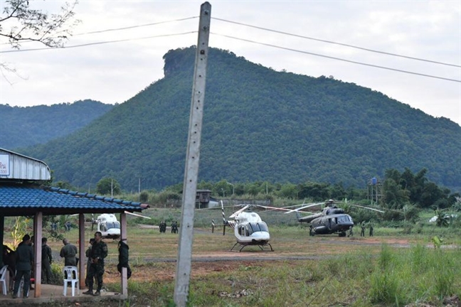 Giải cứu đội bóng Thái Lan: 5 người bị kẹt lại trong hang 'vẫn khỏe mạnh' Giai cuu doi bong Thai Lan: 5 nguoi bi ket lai trong hang 'van khoe manh'