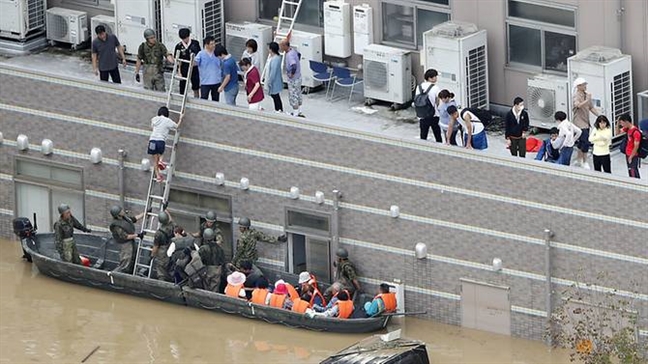 Lũ 'lịch sử' tại Nhật: Hy vọng sống sót mong manh giữa biển nước Lu 'lich su' tai Nhat: Hy vong song sot mong manh giua bien nuoc