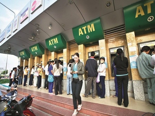 4 ngân hàng phải báo cáo Bộ Công thương về việc đồng loạt tăng phí rút tiền qua ATM 4 ngan hang phai bao cao Bo Cong thuong ve viec dong loat tang phi rut tien qua ATM