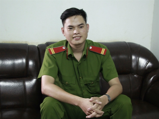 Gặp trung sĩ công an nghĩa vụ đạt điểm 10 môn lịch sử Gap trung si cong an nghia vu dat diem 10 mon lich su