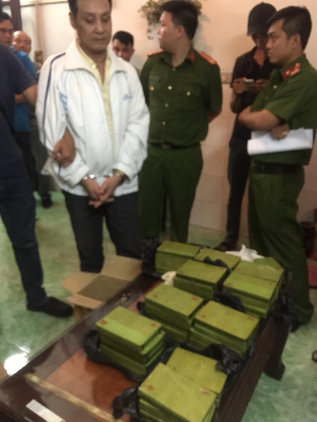 Phá 2 đường dây ma túy cực khủng, thu hơn 200 bánh heroin Pha 2 duong day ma tuy cuc khung, thu hon 200 banh heroin
