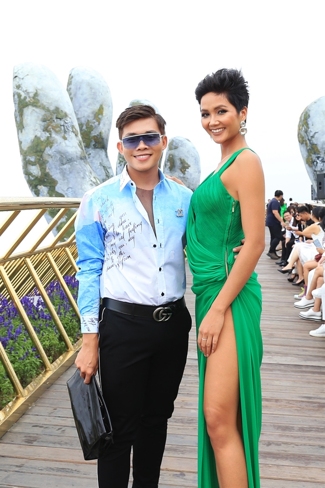 Dàn người đẹp hội ngộ trong show diễn thời trang ở độ cao hơn 1.400 mét Dan nguoi dep hoi ngo trong show dien thoi trang o do cao hon 1.400 met