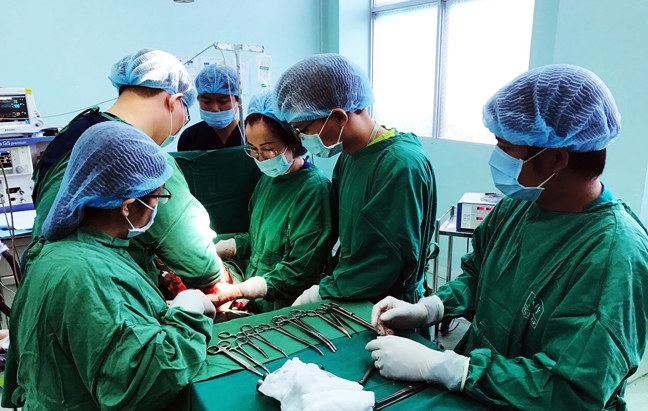 Bụng to bất thường, cô gái 20 tuổi đi khám phát hiện u buồng trứng 7kg Bung to bat thuong, co gai 20 tuoi di kham phat hien u buong trung 7kg