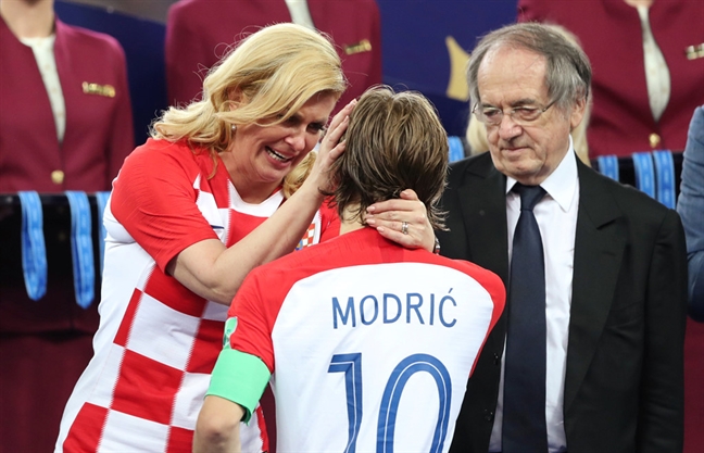 Tổng thống Croatia - quý bà được yêu thích nhất sau trận chung kết World Cup 2018 Tong thong Croatia - quy ba duoc yeu thich nhat sau tran chung ket World Cup 2018