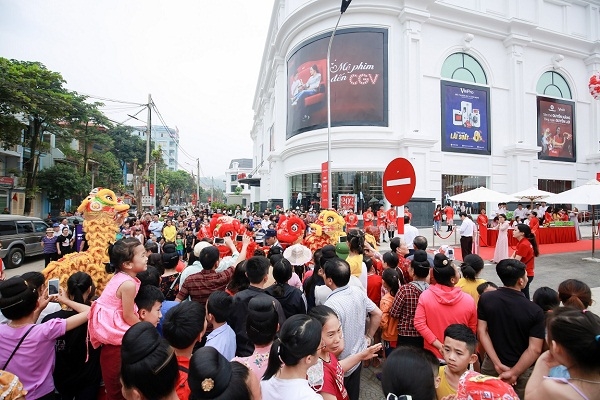 Vincom khai trương đồng loạt ba trung tâm thương mại tại Sơn La, Nghệ An và TP.HCM Vincom khai truong dong loat ba trung tam thuong mai tai Son La, Nghe An va TP.HCM