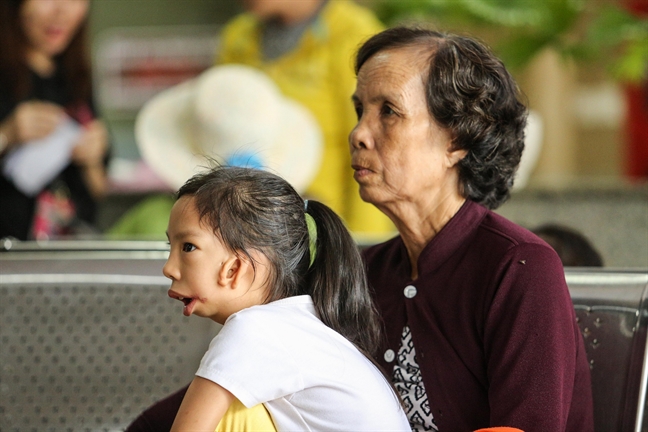 Cô bé 7 tuổi khiến các 'người đẹp nhân ái' không thể cầm lòng Co be 7 tuoi khien cac 'nguoi dep nhan ai' khong the cam long