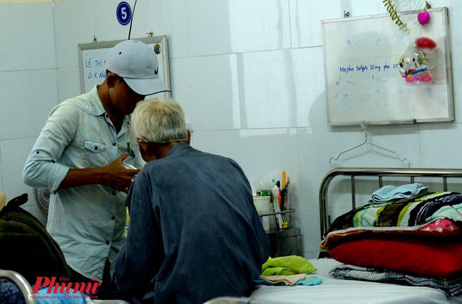 Bệnh nhân ung thư giai đoạn cuối khổ sở mua thuốc giảm đau Benh nhan ung thu giai doan cuoi kho so mua thuoc giam dau