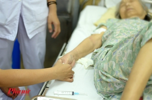 Bệnh nhân ung thư giai đoạn cuối khổ sở mua thuốc giảm đau Benh nhan ung thu giai doan cuoi kho so mua thuoc giam dau
