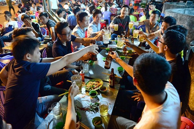 'Đời, nhục nhất là khi đang nhậu thì vợ gọi!' 'Doi, nhuc nhat la khi dang nhau thi vo goi!'