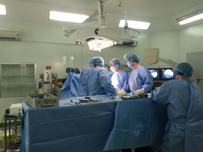 Đang nằm võng, người đàn ông bị kính vỡ bắn thủng tim Dang nam vong, nguoi dan ong bi kinh vo ban thung tim