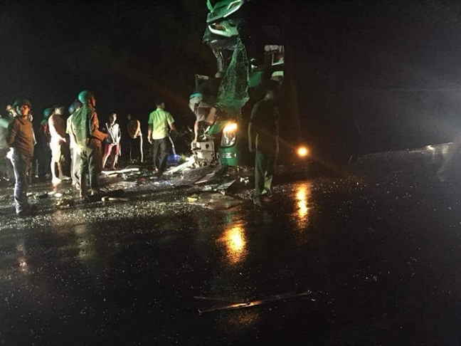 Tai nạn giữa hai xe khách lúc nửa đêm, 24 người bị thương Tai nan giua hai xe khach luc nua dem, 24 nguoi bi thuong