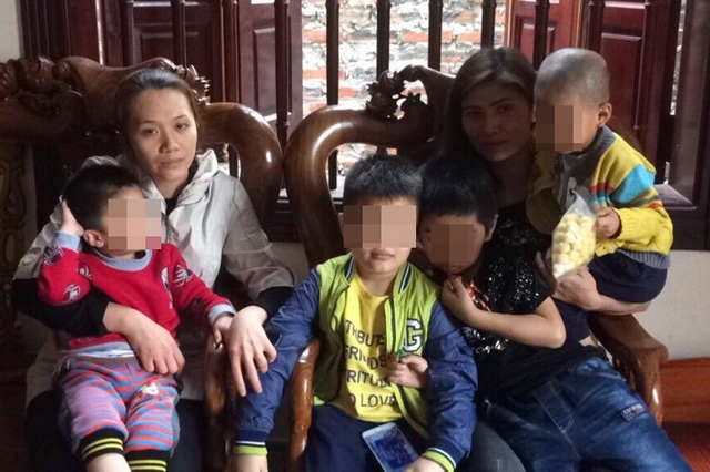Ngày đầu tiên bên gia đình của hai đứa trẻ trong vụ trao nhầm con ở Ba Vì Ngay dau tien ben gia dinh cua hai dua tre trong vu trao nham con o Ba Vi