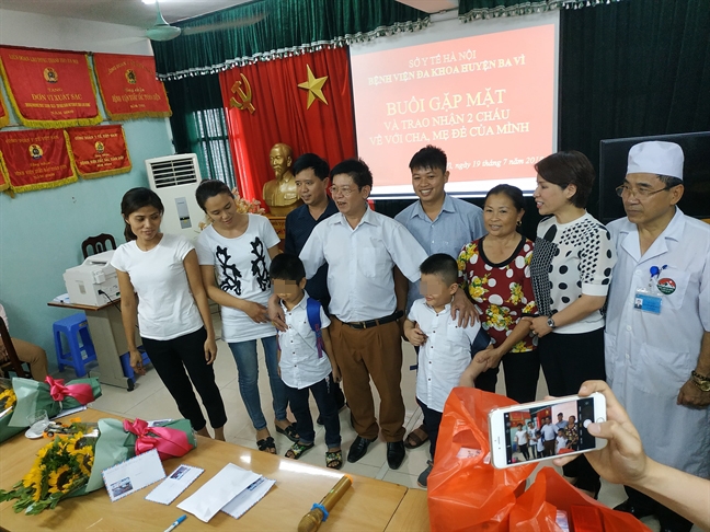 Ngày đầu tiên bên gia đình của hai đứa trẻ trong vụ trao nhầm con ở Ba Vì Ngay dau tien ben gia dinh cua hai dua tre trong vu trao nham con o Ba Vi
