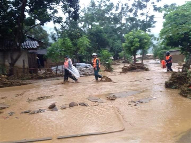 Hoàn lưu bão Sơn Tinh gây mưa lũ ở Yên Bái khiến 1 chết, 6 người mất tích Hoan luu bao Son Tinh gay mua lu o Yen Bai khien 1 chet, 6 nguoi mat tich