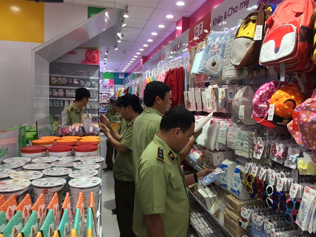 Kiểm tra làm rõ việc cắt tem nhãn, gắn mác ngoại của chuỗi cửa hàng Con Cưng Kiem tra lam ro viec cat tem nhan, gan mac ngoai cua chuoi cua hang Con Cung