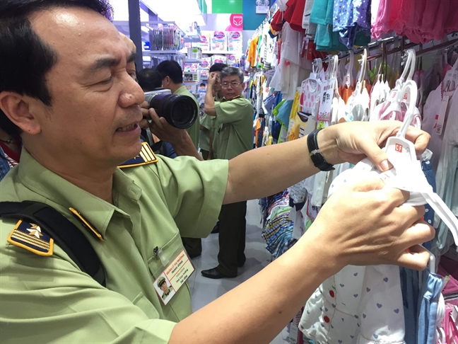 Kiểm tra làm rõ việc cắt tem nhãn, gắn mác ngoại của chuỗi cửa hàng Con Cưng Kiem tra lam ro viec cat tem nhan, gan mac ngoai cua chuoi cua hang Con Cung